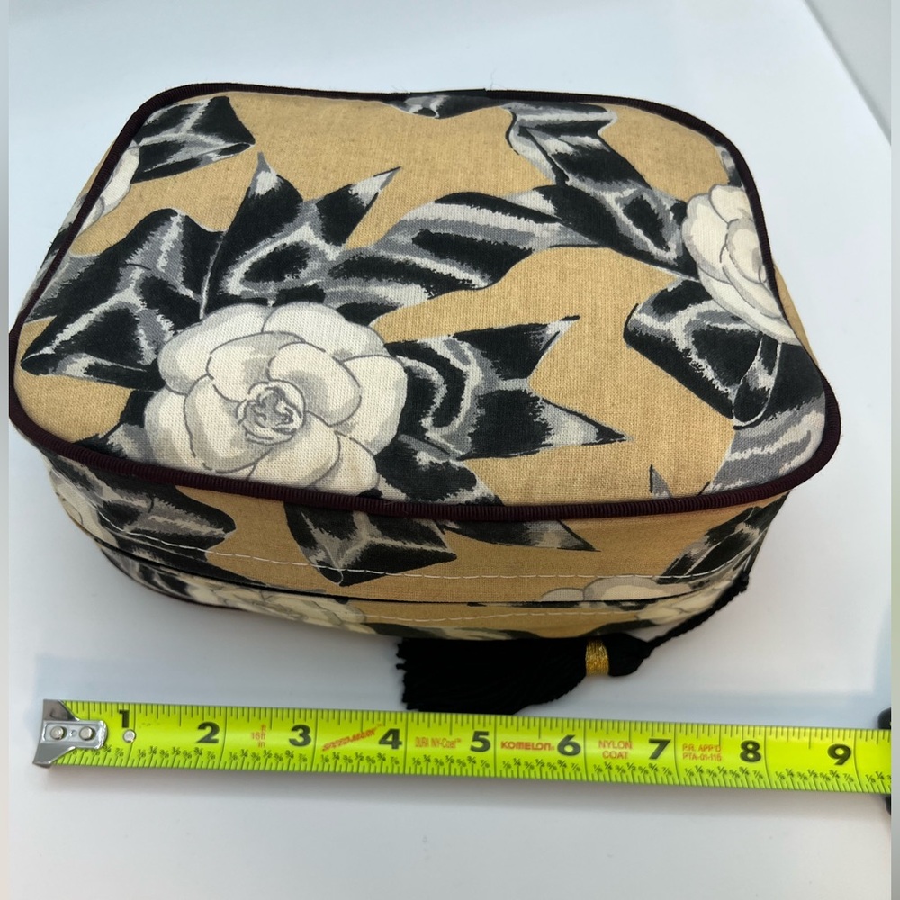 CHANEL Retro Camellia Makeup Gift-With-Purchase Bag With Tassel - Picture 6 of 14